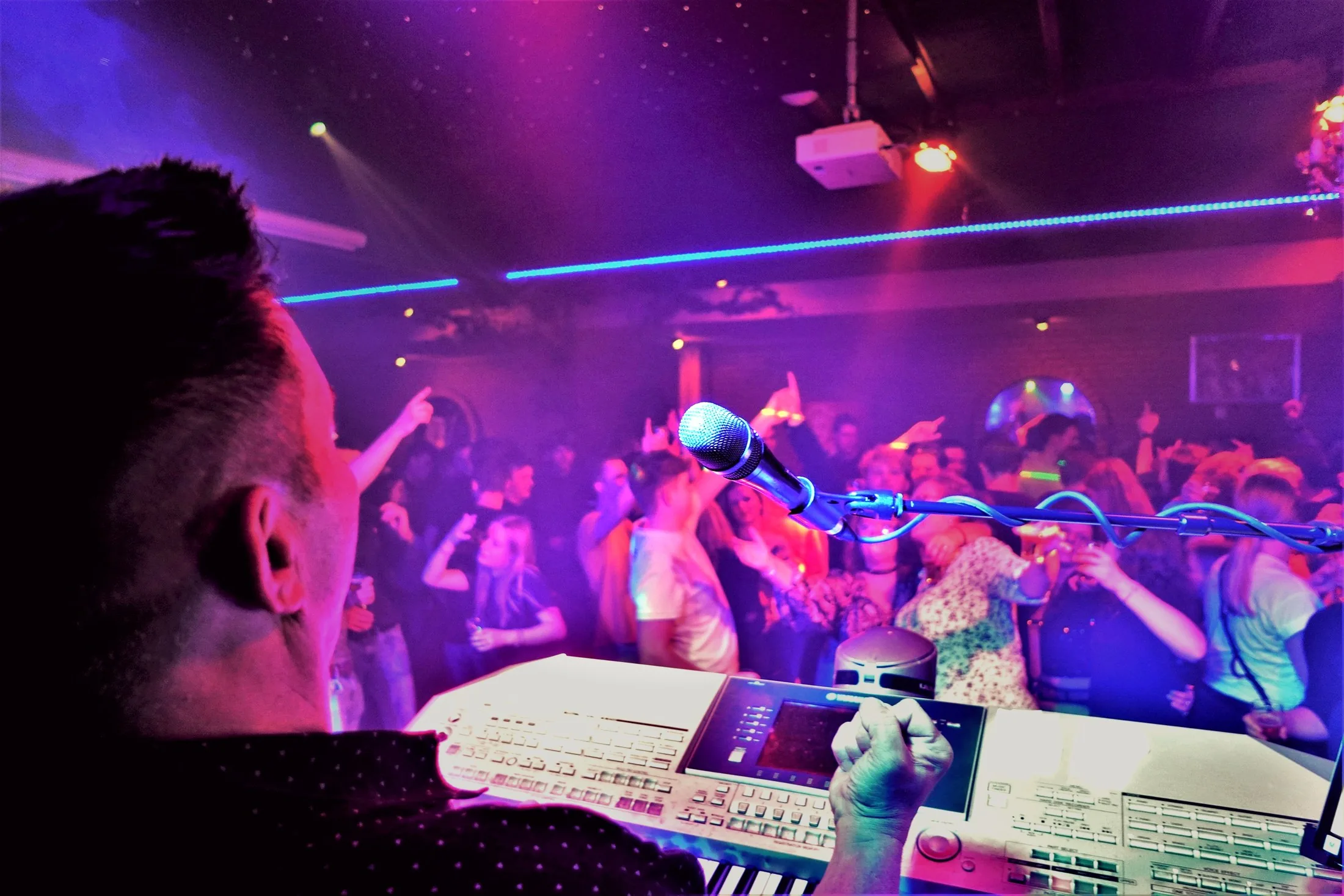 Uitzicht vanaf de toetsen over een feestende dansvloer
