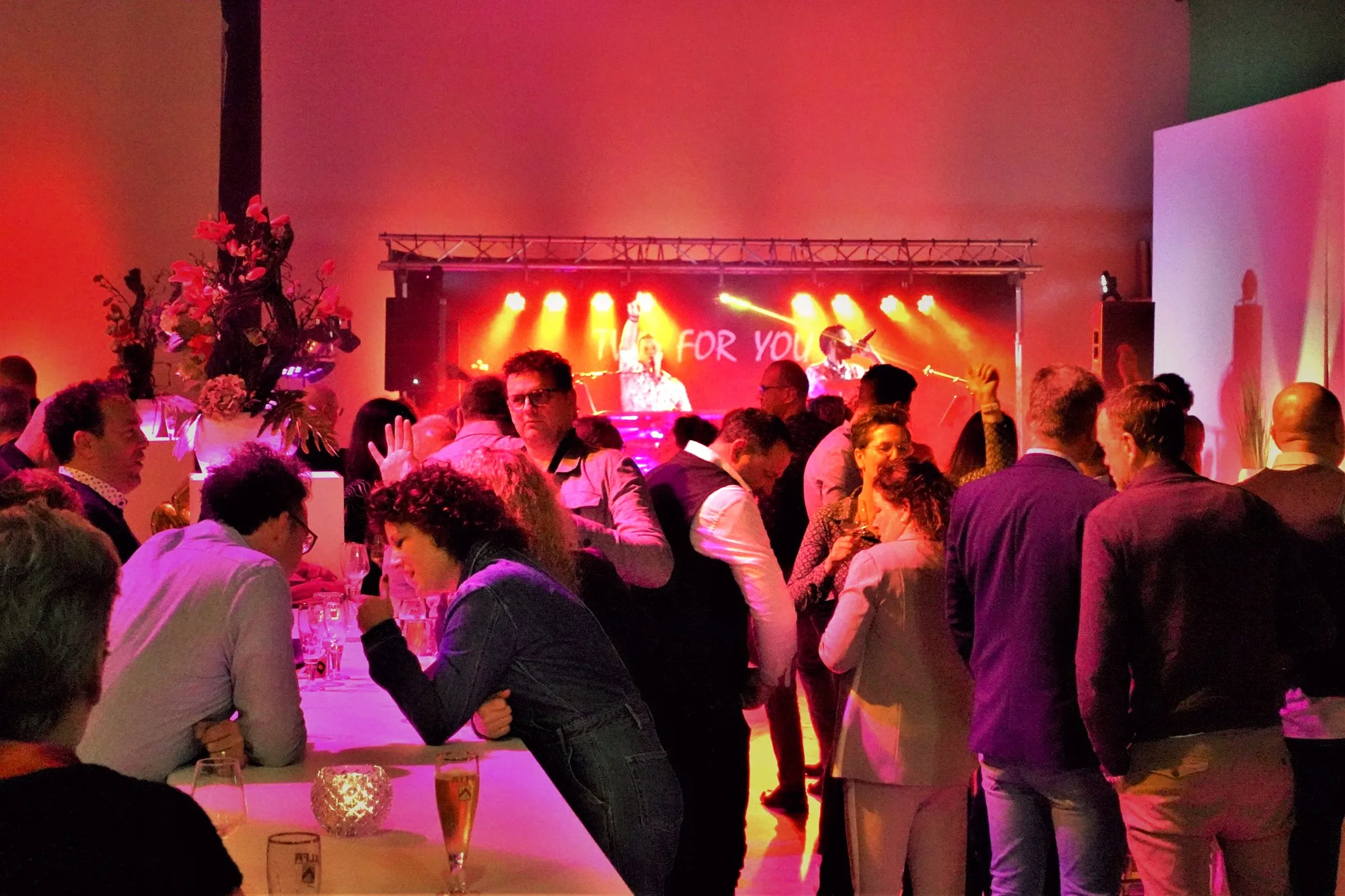 Two for You tijdens een bedrijfsfeest in warme avondsfeer