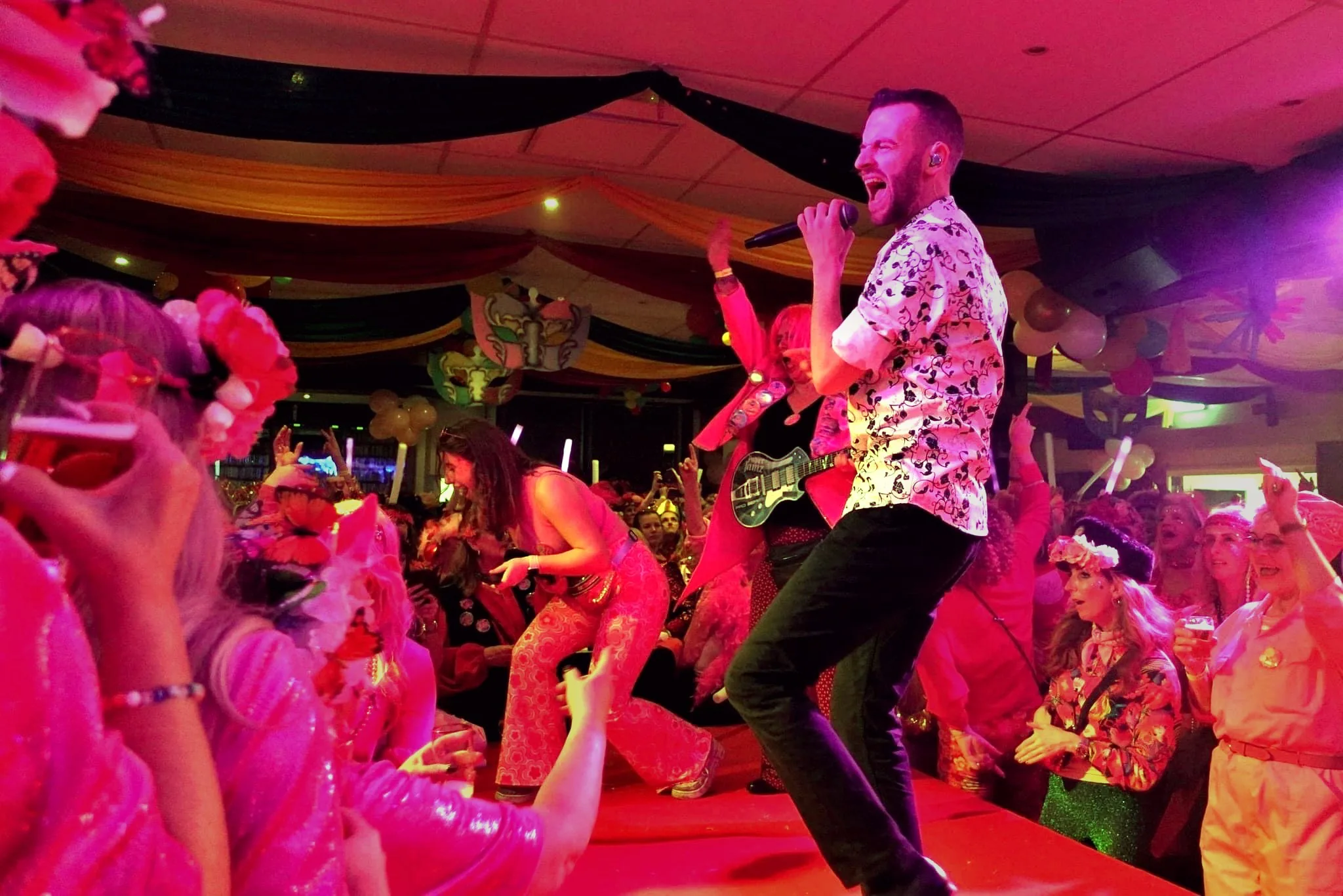 Rick midden in het feest op een catwalk tussen het publiek