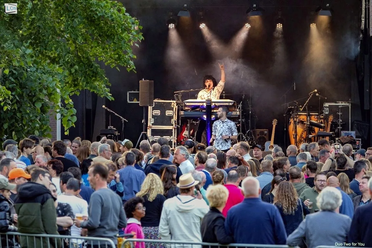 Groot buitenoptreden met Two for You en een volle menigte