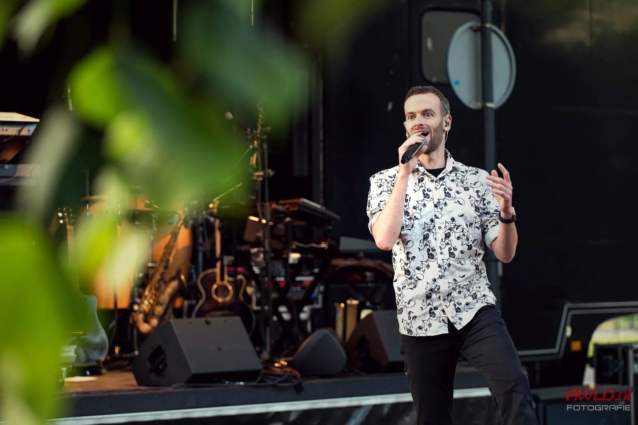 Rick solo op het podium in professioneel daglichtbeeld