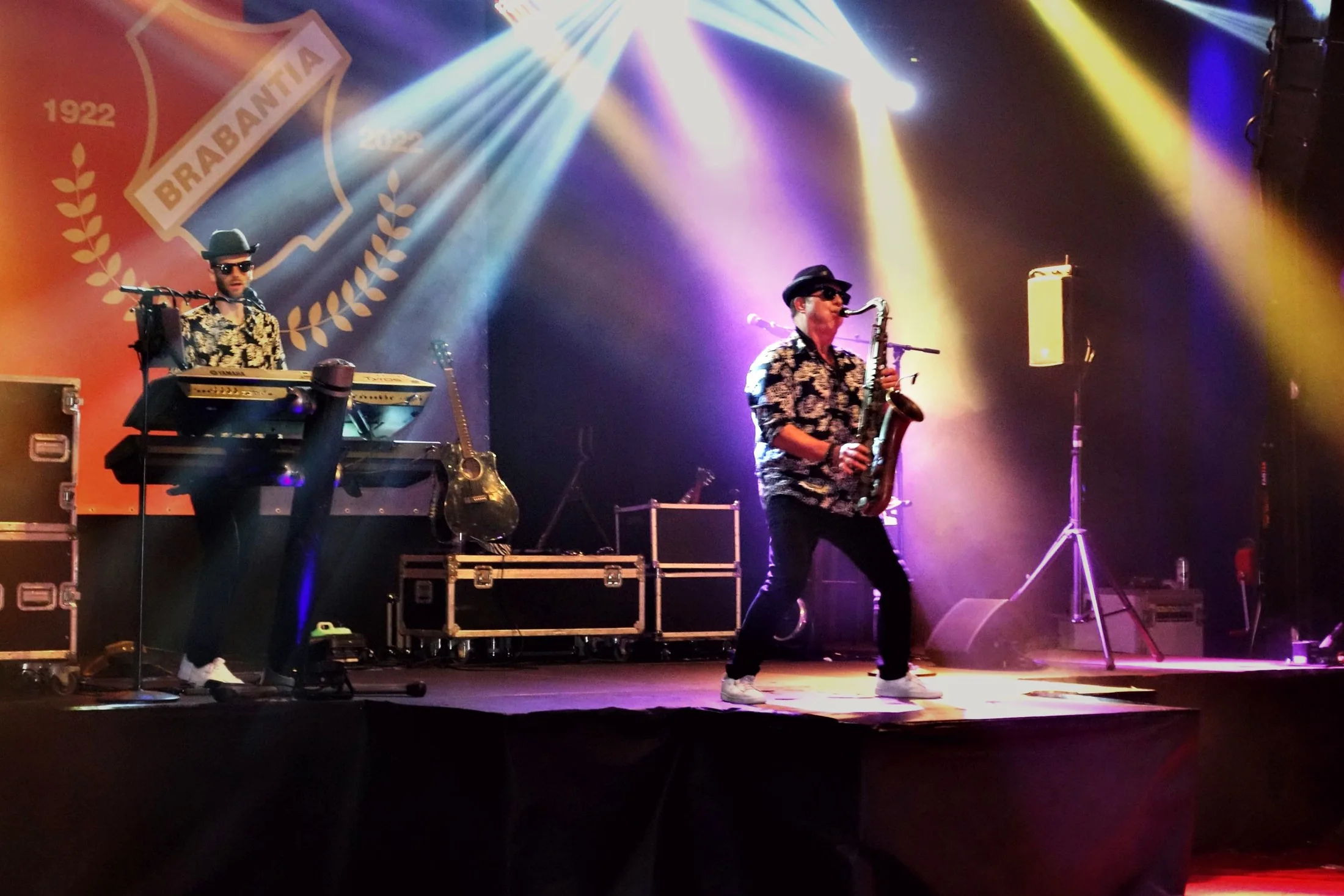 John op saxofoon en Rick achter de toetsen op het podium