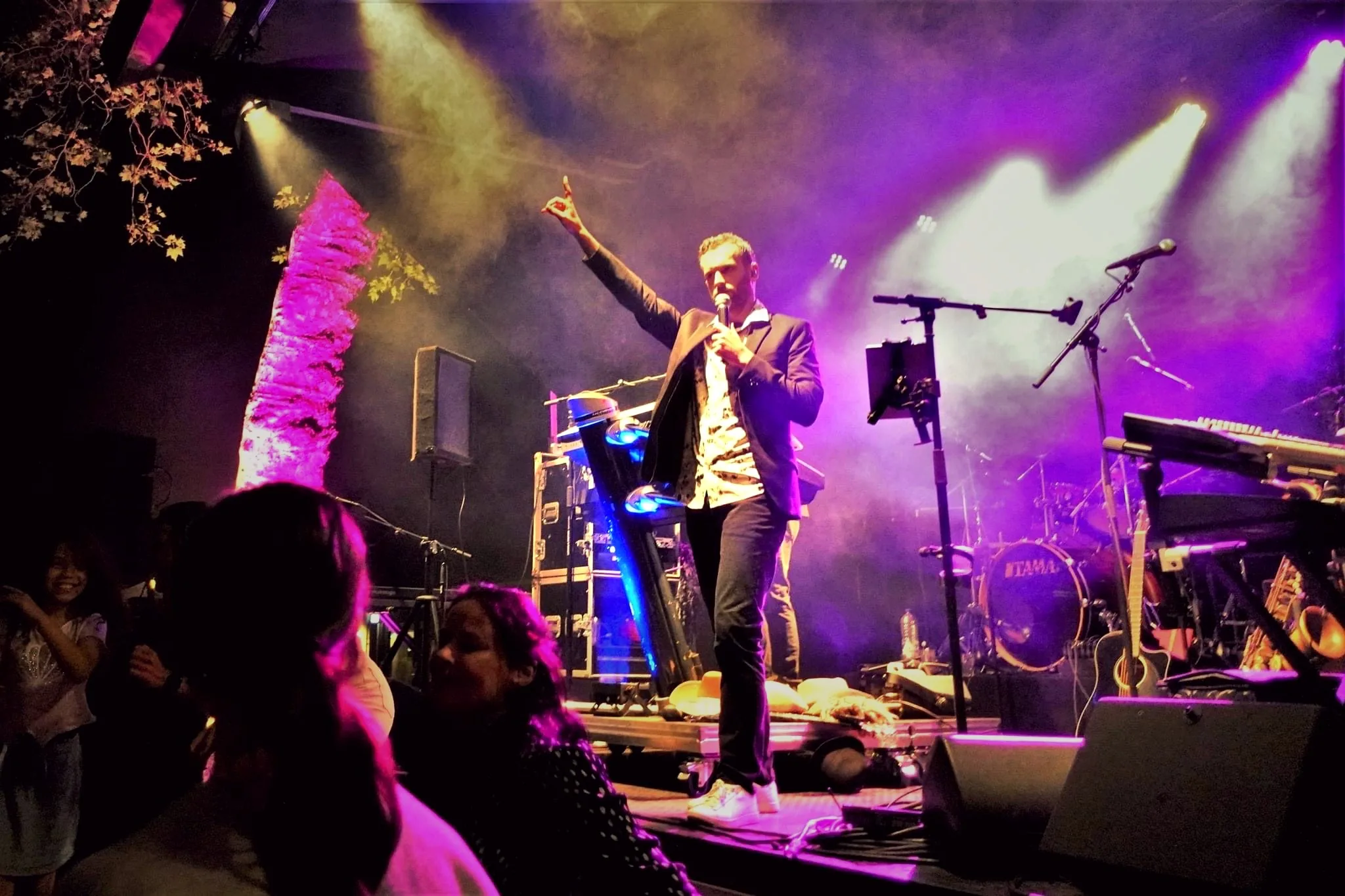 Rick live op een buitenpodium met krachtige verlichting