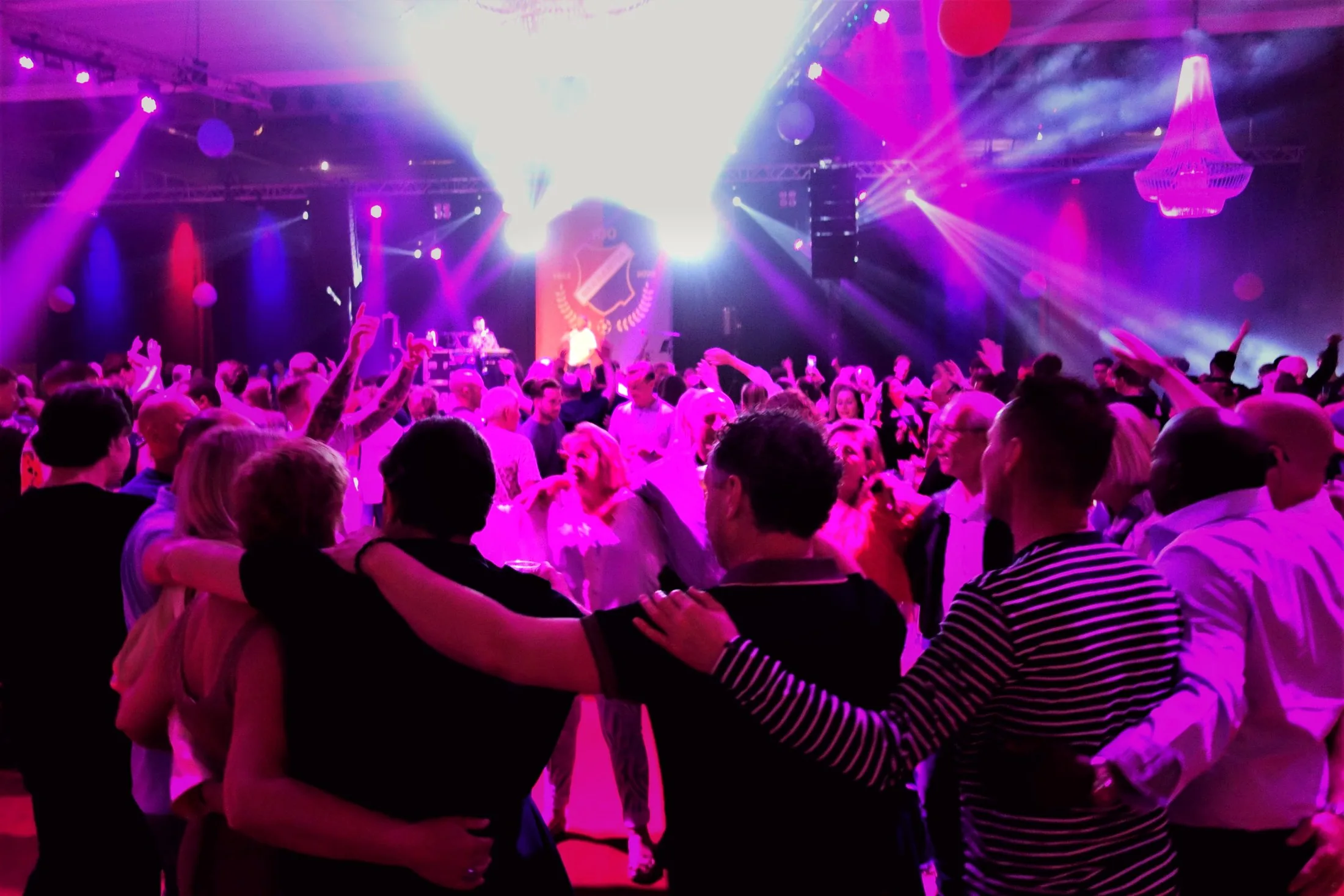 Volle zaal tijdens een uitbundig feestmoment