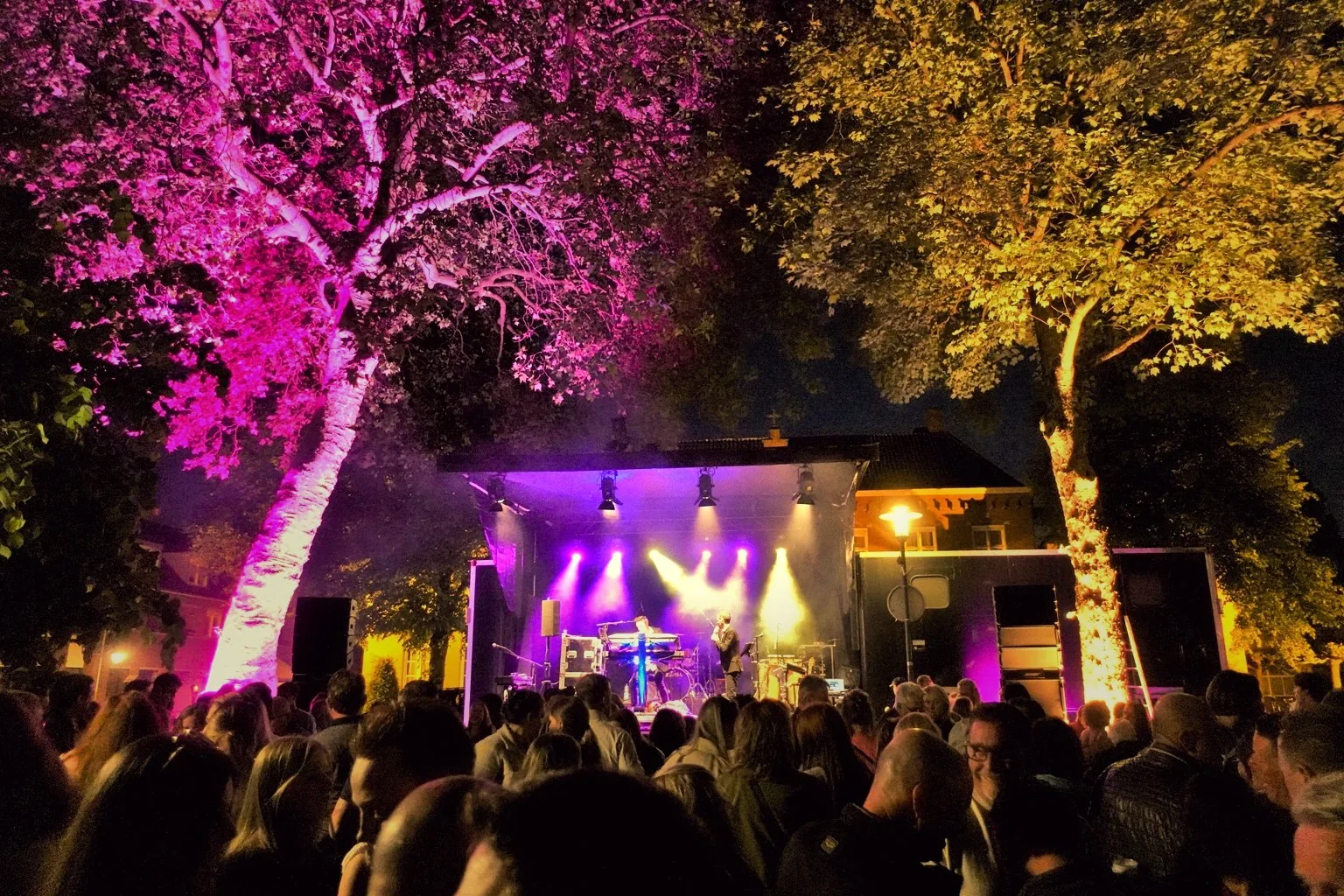 Groot buitenoptreden in avondsfeer