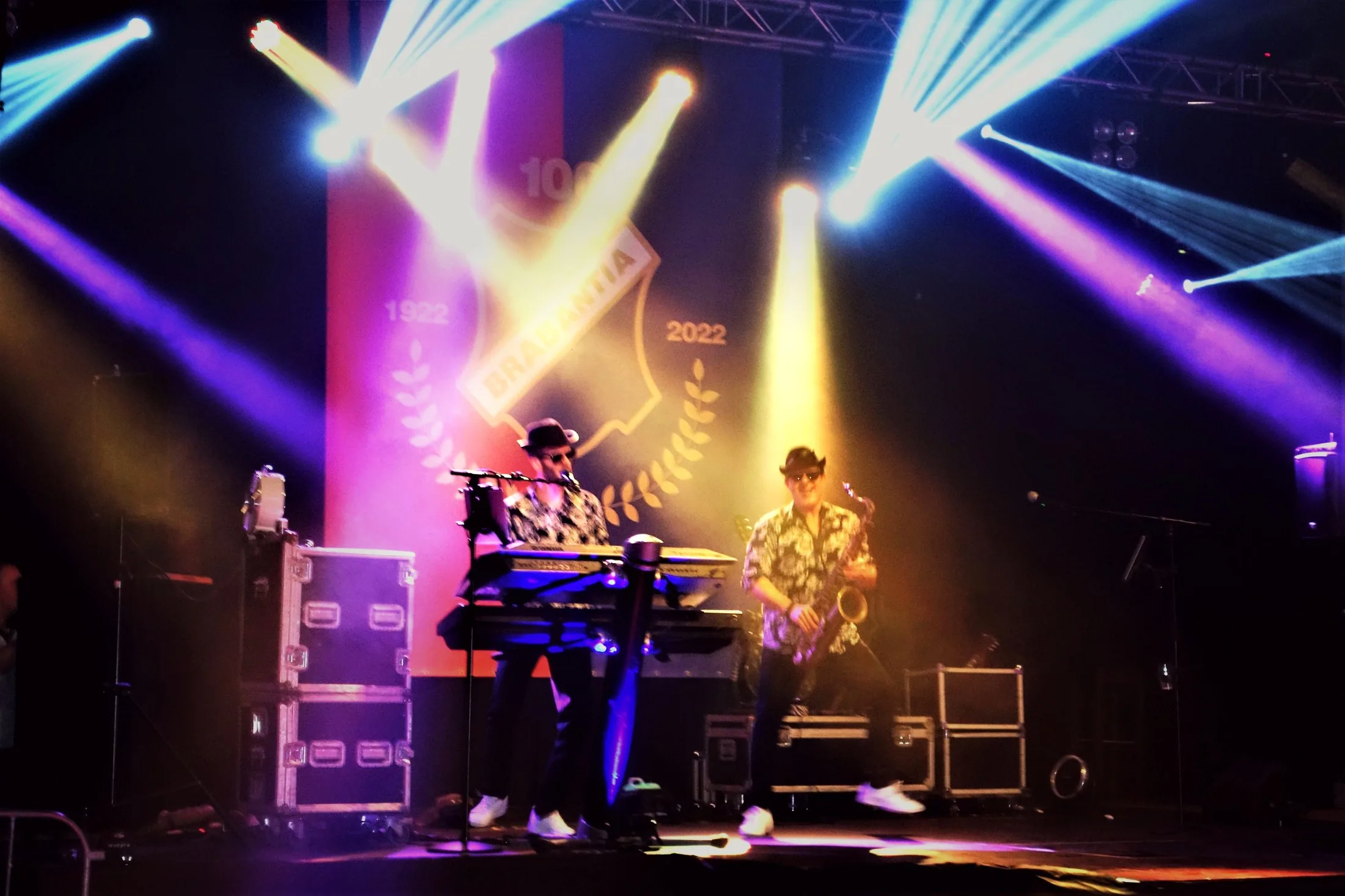 Two for You live op het podium met krachtige lichtshow