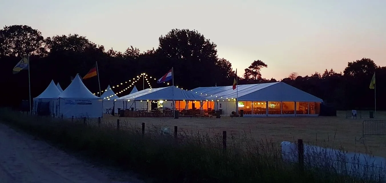 Sfeervolle eventlocatie in de avond
