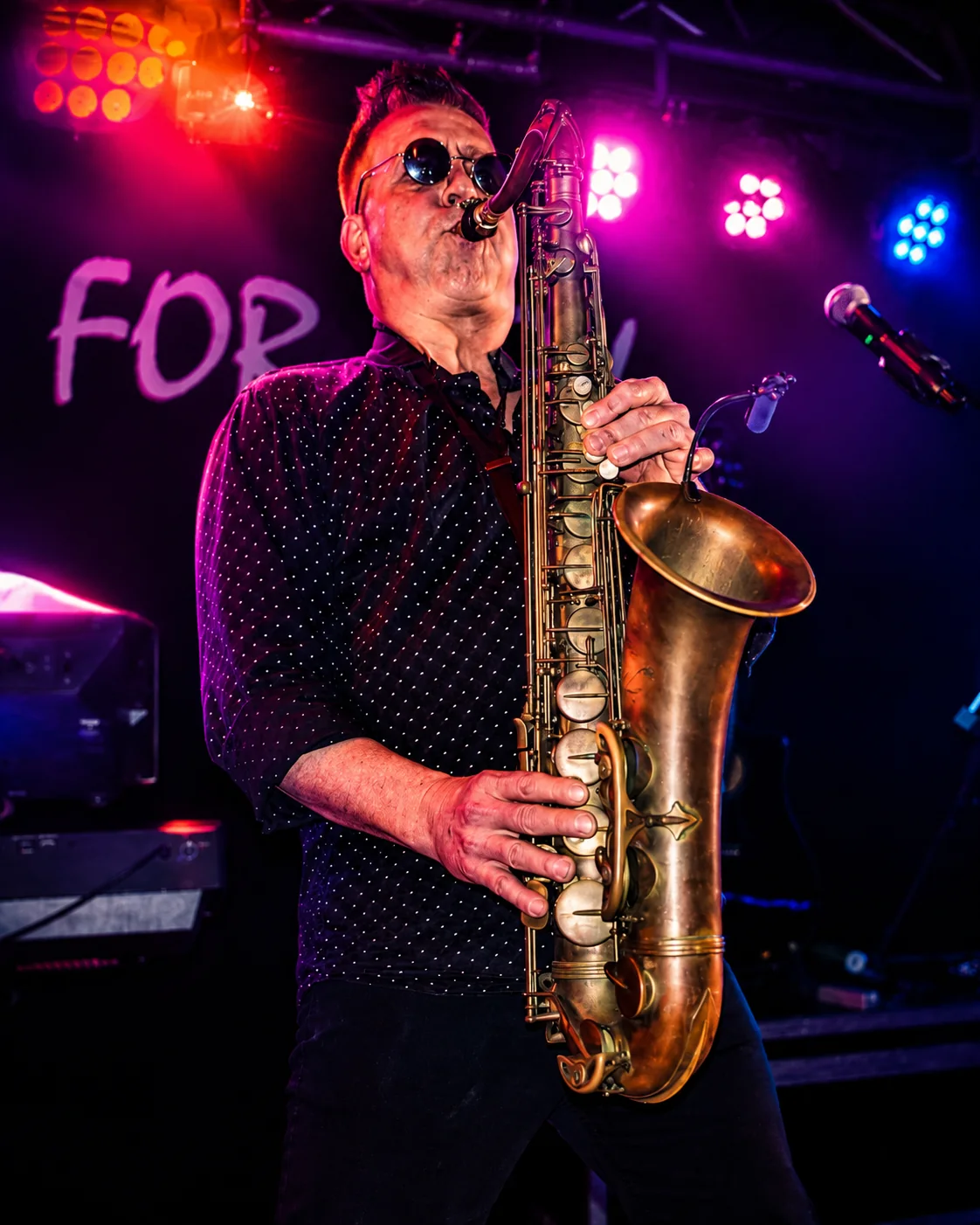 John Kanters speelt saxofoon